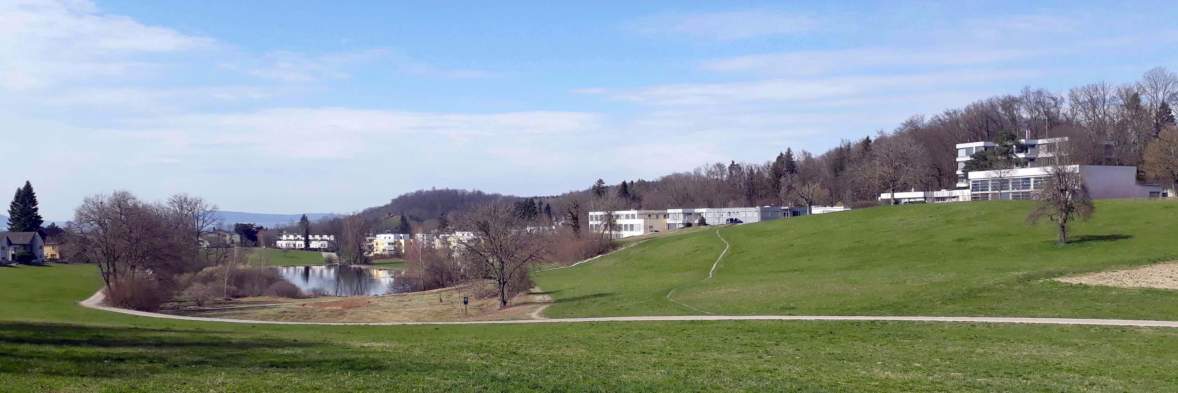 Blick auf die Schulanlagen Nägelimoos und den Nägelimoos-Weiher