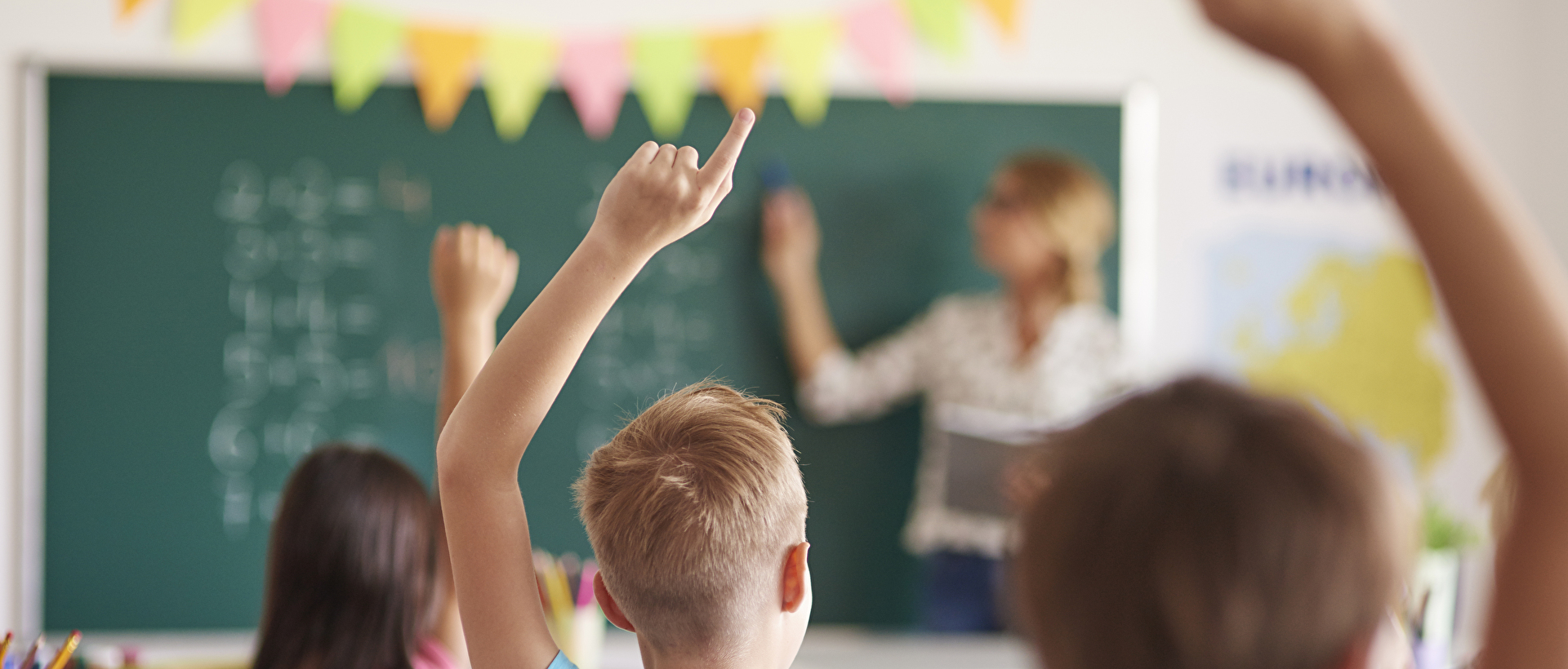 Unterricht an Schule, Kinder mit Lehrerin