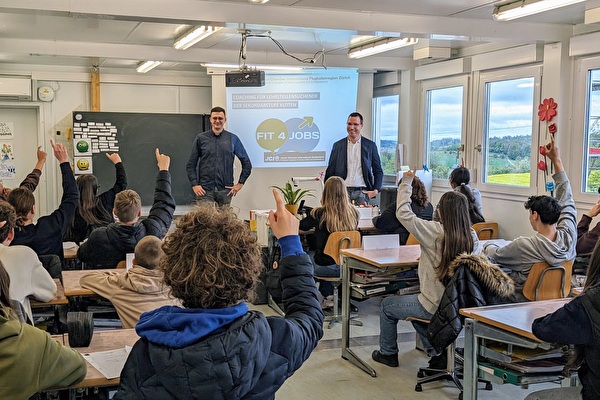 Marcus Huonder (l.) und Marco Brupbacher (r.) unterstützten die Schülerinnen und Schüler der Ab2a bei ihren Fragen zur Berufswahl. (Bild: Schule Kloten)