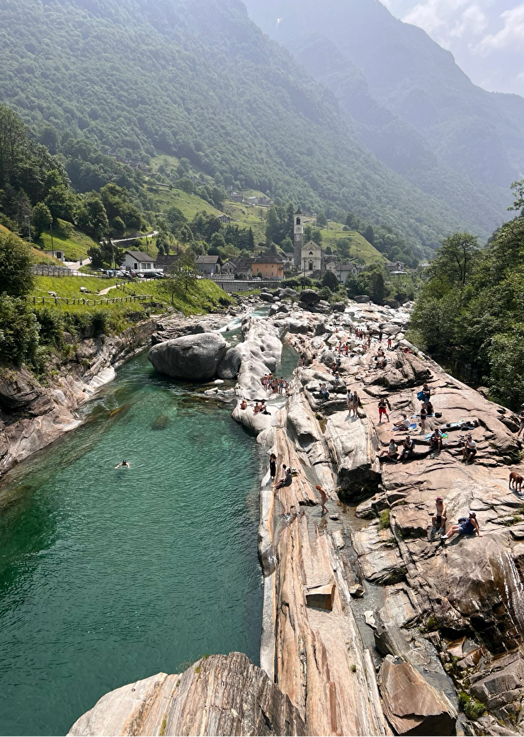 Aussicht auf den Fluss von der Ponte dei Salti