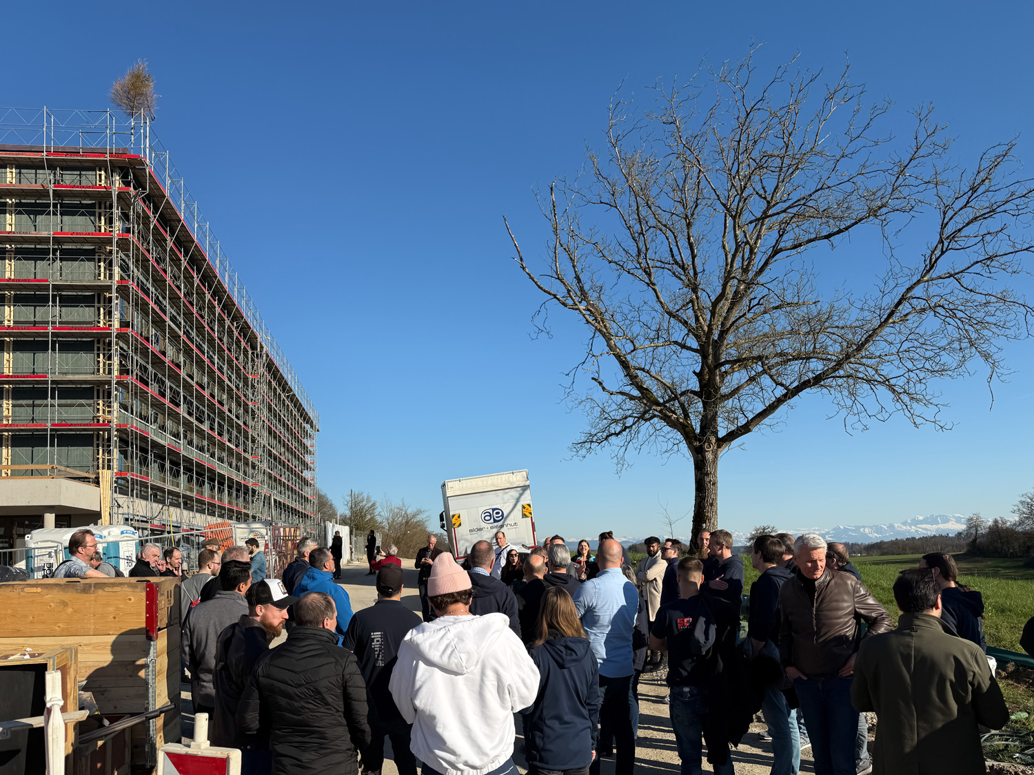 Auf dem Weg zur Baustellenbesichtigung.