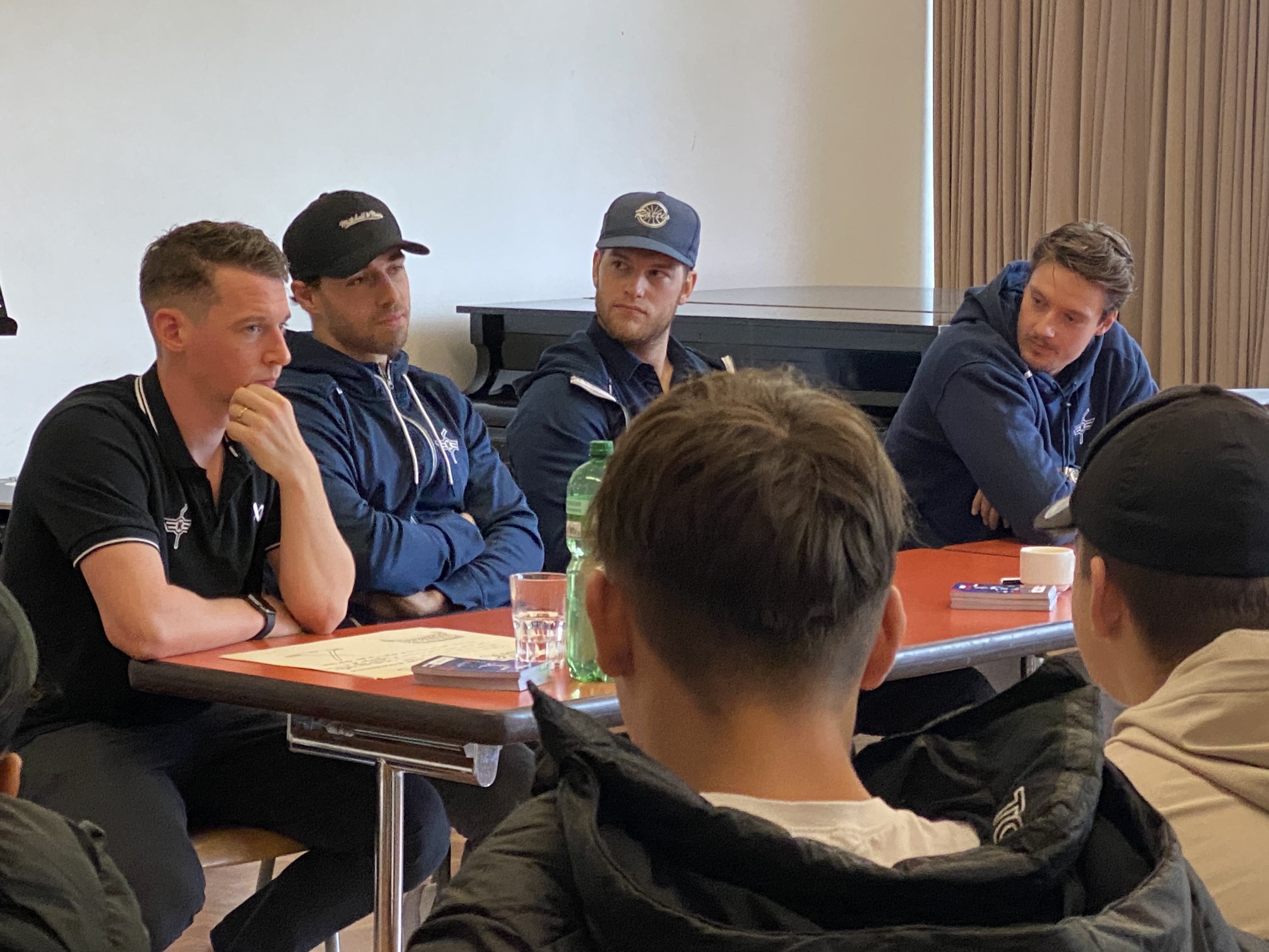 Die EHC Kloten standen den Schüler/innen Rede und Antwort. V.l. Tyler Morley, Bernd Wolf, Niko Ojamäki, Ludovic Waeber. Bild: Stadt Kloten (JK)