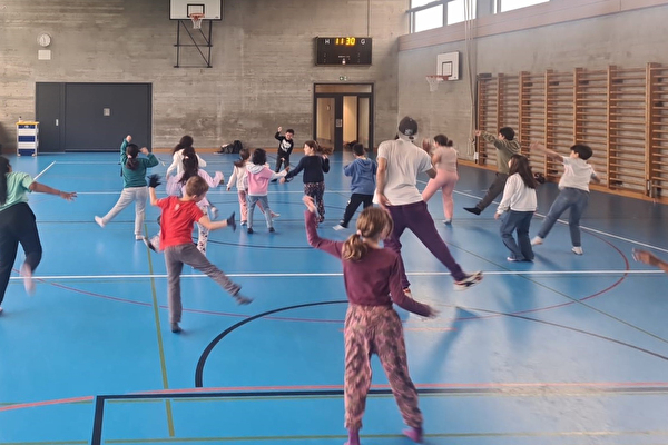 Highlight für die Kinder der Unterstufe: Hip-Hop-Workshop mit Abi (Bild: Schule Kloten)