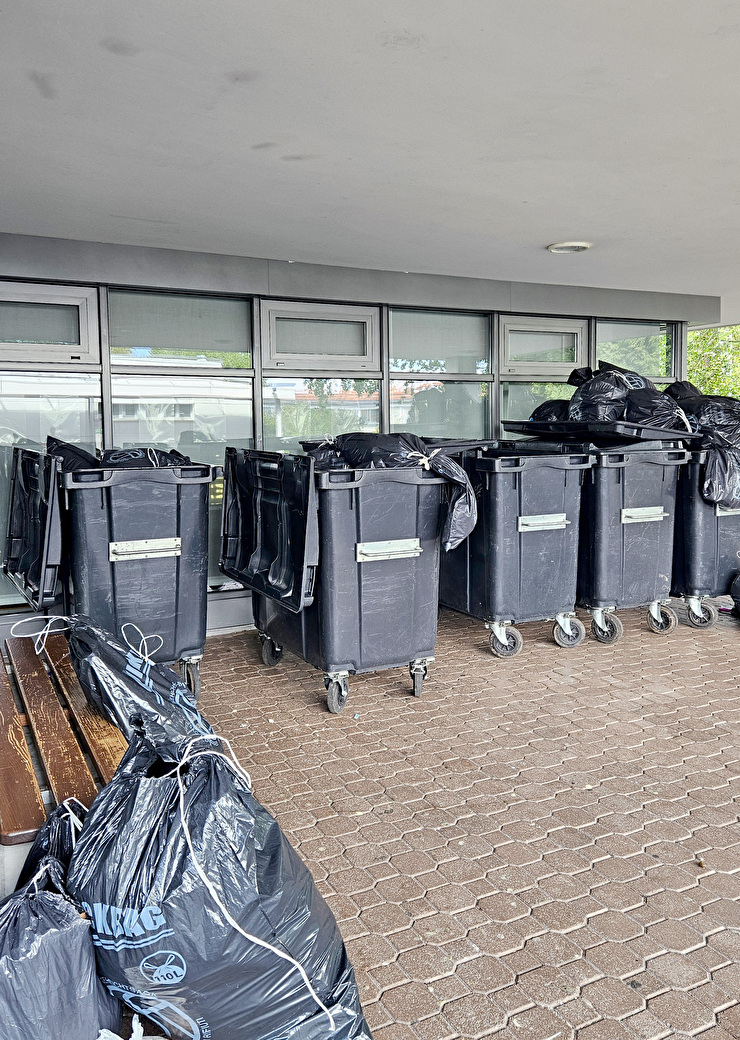 Leere Container vor dem Einsatz der Schüler/innen (links), volle Container nach erfolgreichem «Clean-Up-Day» (rechts). (Bild: Stadt Kloten, AC)