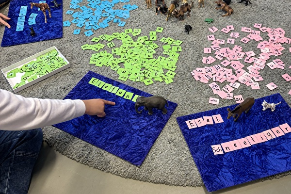 Im Förderzentrum arbeiten Lehrpersonen, Heilpädagoginnen und Heilpädagogen und Assistenzen Hand in Hand, um Kindern eine individuelle Förderung und positive Lernerfahrungen zu ermöglichen. (Bild: Schule Kloten, CK / AS)