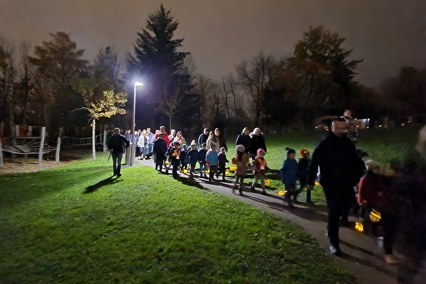 «Räbeliechtli, Räbeliechtli wo gahsch hi?» (Bild: Stadt Kloten)