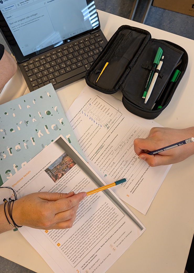 Bild: Individualität als Schlüssel zum Erfolg: Im DaZ-Unterricht bekommen die Jugendlichen auf sie zugeschnittene Übungen und eine engmaschige Unterstützung (Foto: Ester Ami).
