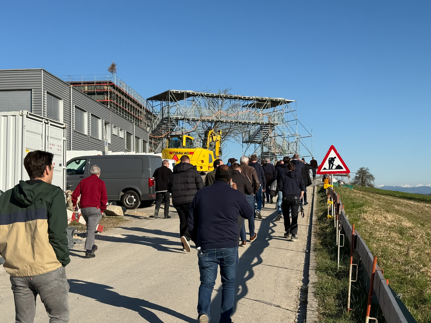Auf dem Weg zur Baustellenbesichtigung.