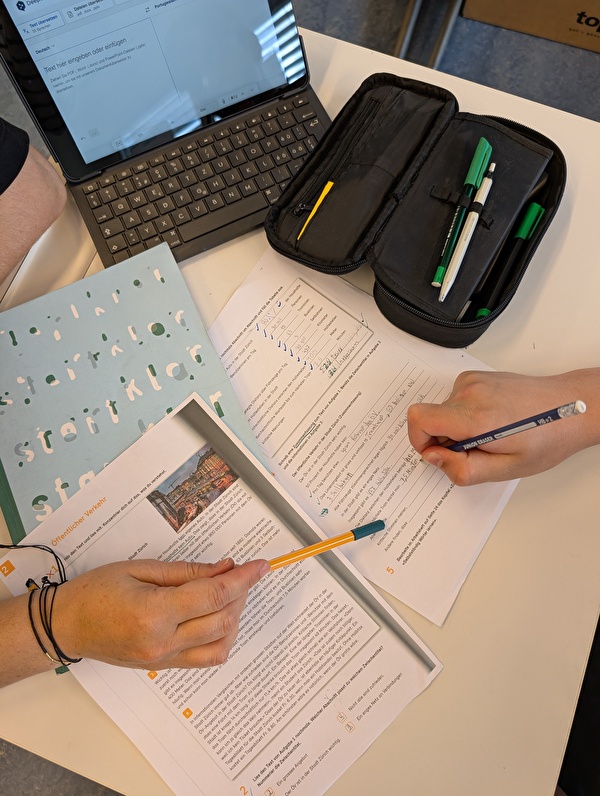 Bild: Individualität als Schlüssel zum Erfolg: Im DaZ-Unterricht bekommen die Jugendlichen auf sie zugeschnittene Übungen und eine engmaschige Unterstützung (Foto: Ester Ami).