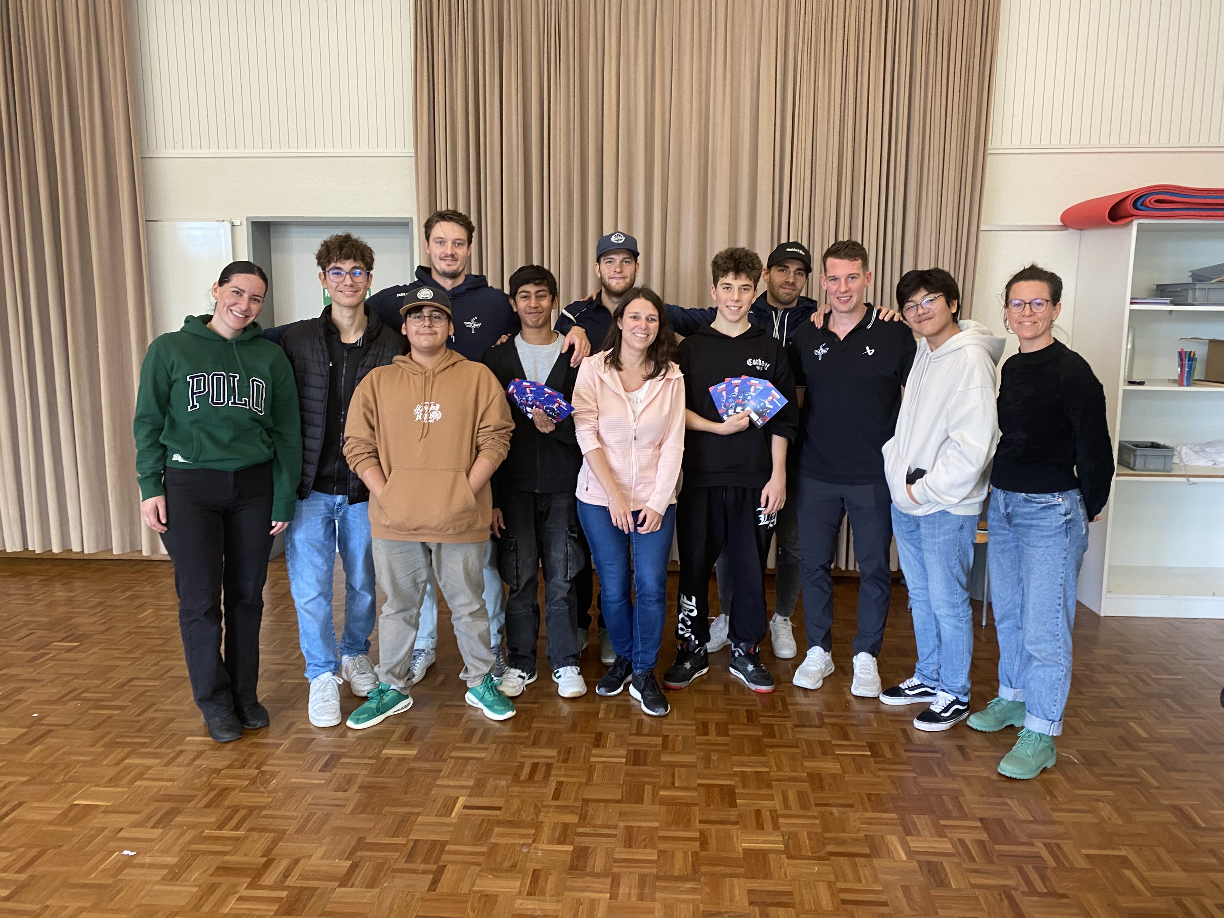 Ein Gruppenfoto zur Erinnerung an den speziellen Besuch im Spitz. Bild: Stadt Kloten (JK)