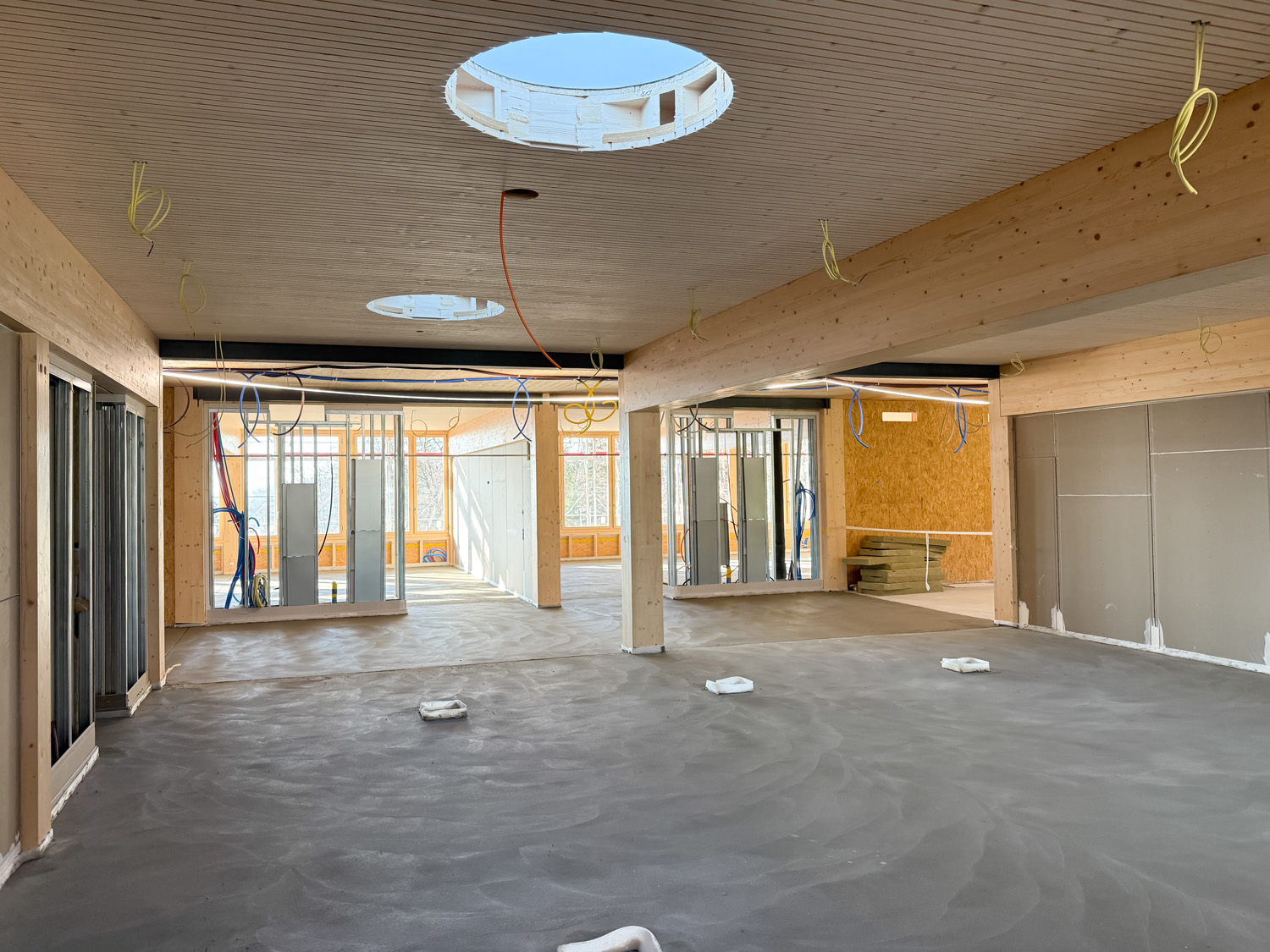 Blick in die neuen, in Holz gestalteten Räumlichkeiten.