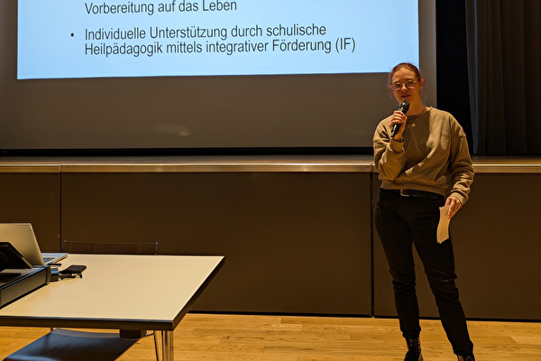 Iris Bolliger, Klassenlehrerin der BC3b an der Sekundarschule Nägelimoos, spricht über die Besonderheiten der Abteilung C – die richtige Einstufung der Schülerinnen und Schüler ermöglicht Erfolgserlebnisse und fördert das Selbstvertrauen der Jugendlichen. (Bild: Schule Kloten, JS)