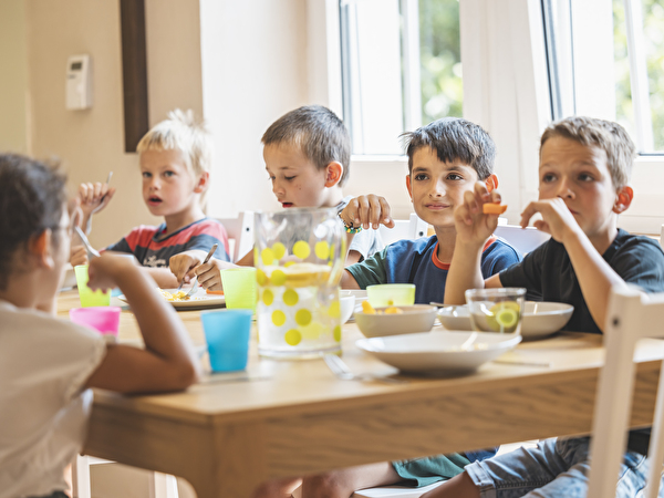 Kinder beim Mittagessen