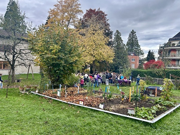 Die Kinder versammeln sich im Schulhausgarten