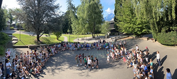 Schulschlussfeier auf dem Pausenplatz Felsberg