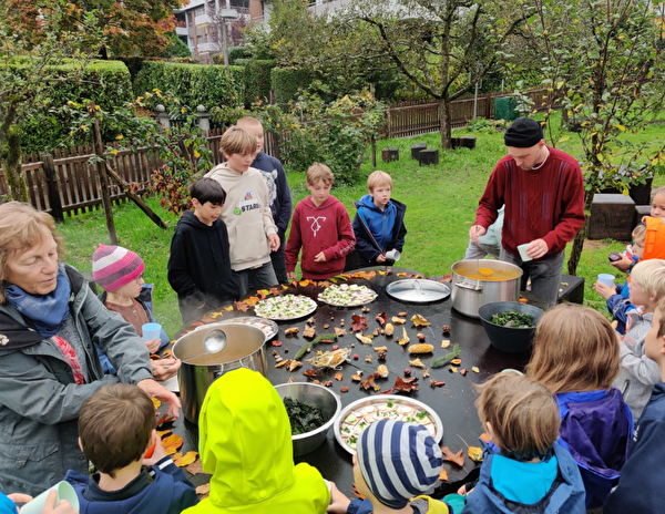 Die Betreuung schenkt den Kindern in der Pause Suppe aus.