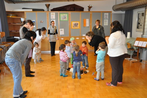 Kleinkinder singen mit Mutter oder Grossmutter