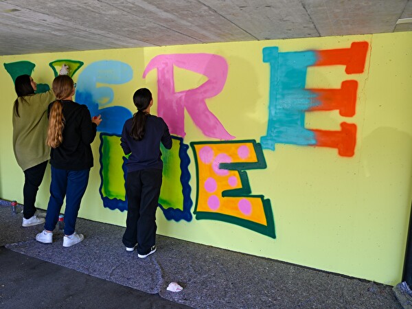 Schülerinnen malen Graffiti