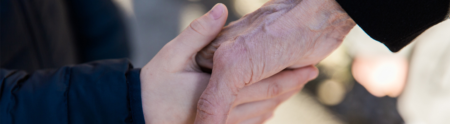 Junge und ältere Hand