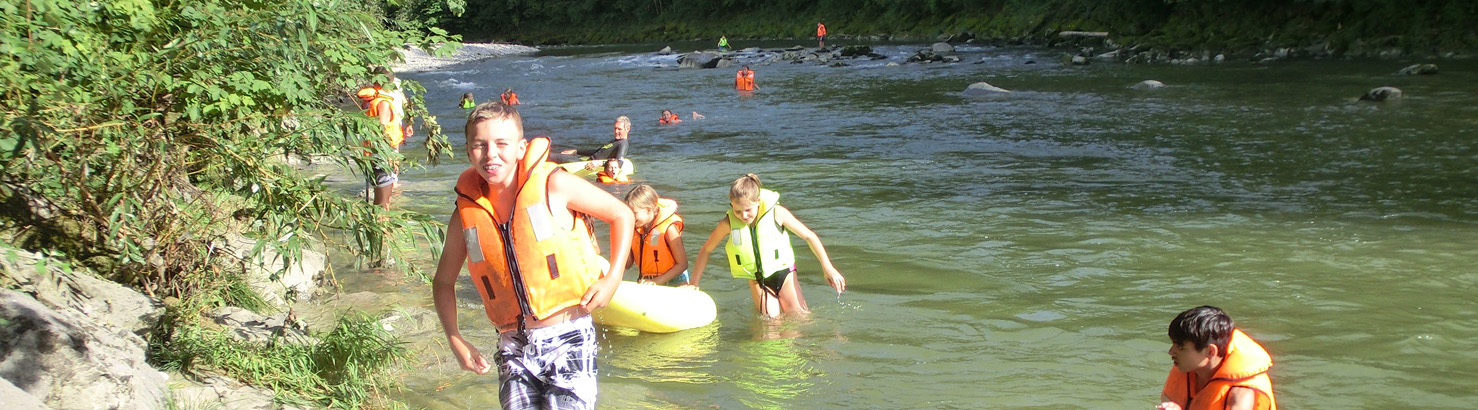 Schulklasse am Baden mit Schwimmwesten uns Schwimmring