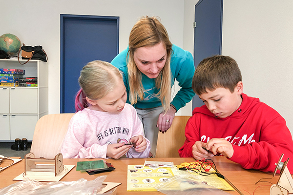Schulassistenz mit zwei Schulkinder