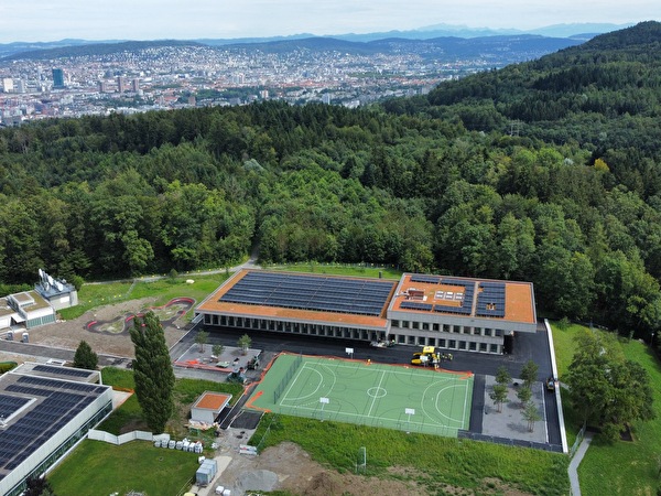 Birdview des neuen Schulhauses und Turnhalle Allmend