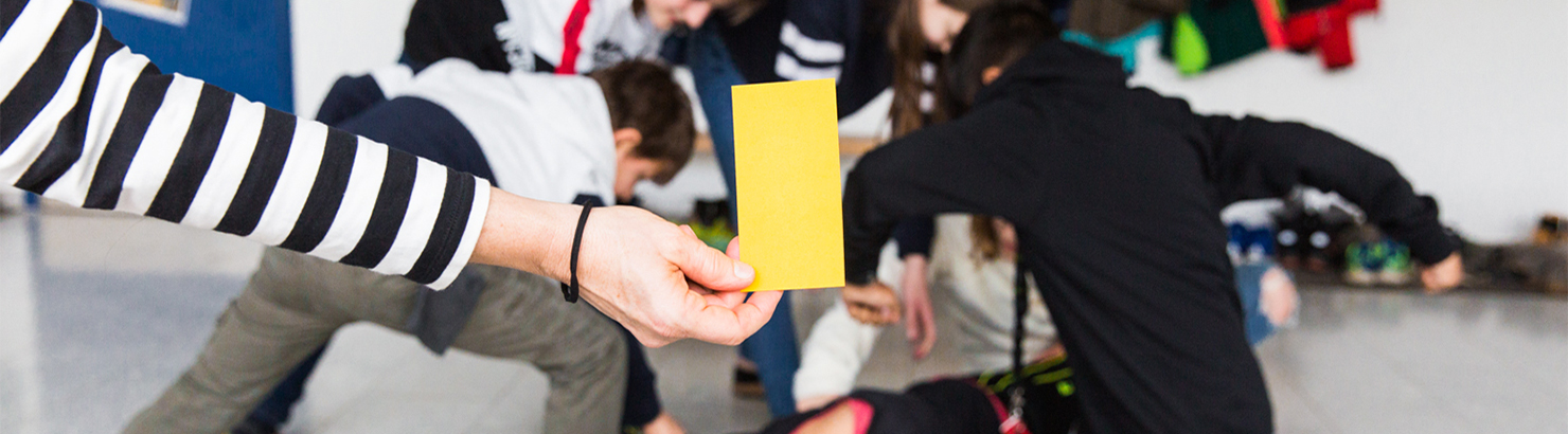 Kinder streiten, die gelbe Karte wird gezückt