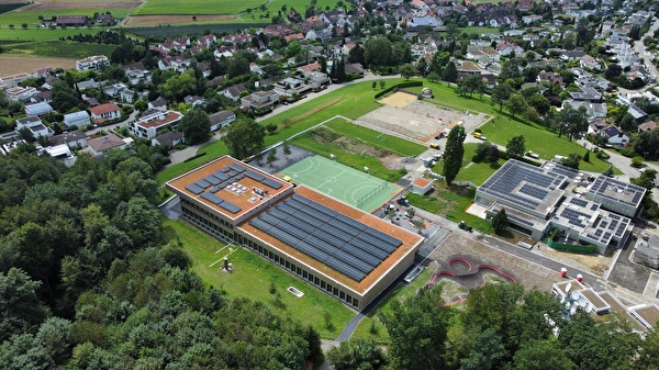 Das neue Schulhaus Allmend mit der Dreifachturnhalle