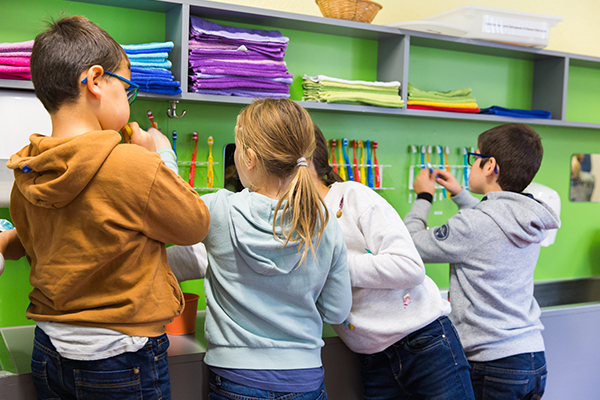 Kinder am Zähneputzen, Ansicht von Hinten am Lavabo