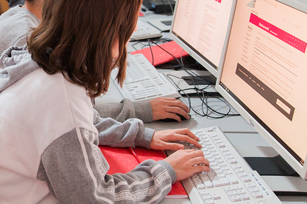 Hände liegen auf der Tastatur