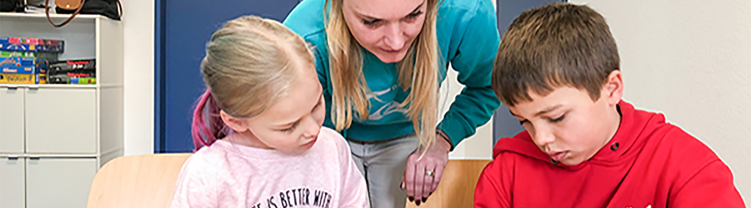 Schulassistenz mit zwei Schulkindern