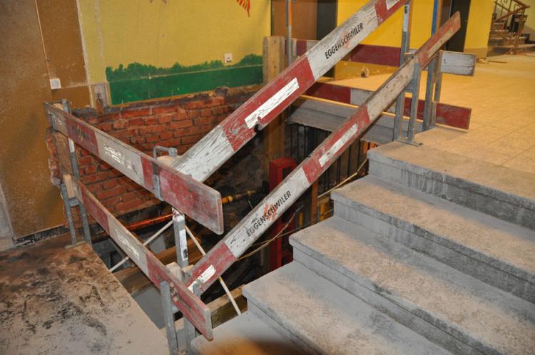 Der Durchbruch ins Erdgeschoss ist herausgefräst.