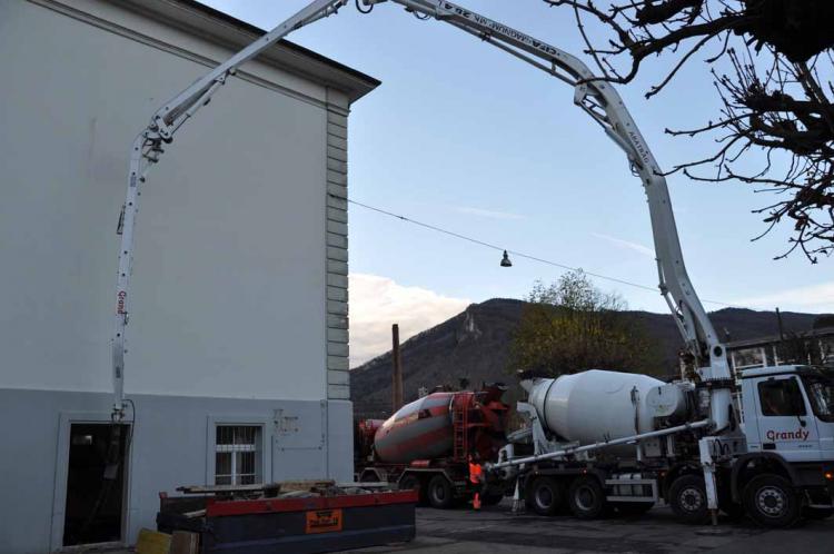 Nach dem Verlegen der Eisengitter ...