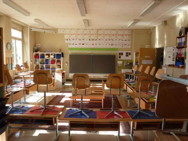 in diverse Schulzimmer,