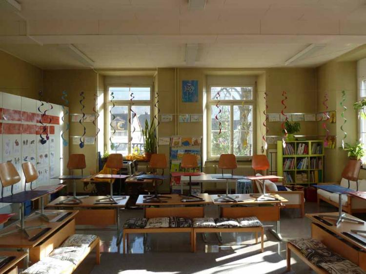 in diverse Schulzimmer,