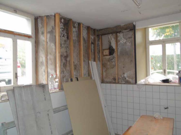 Die Wände werden bis auf die Bruchsteinmauer abgeschlagen.