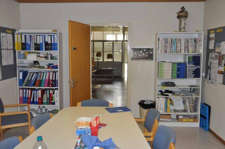vom Teamzimmer, in den Vorraum des Dachgeschosses.