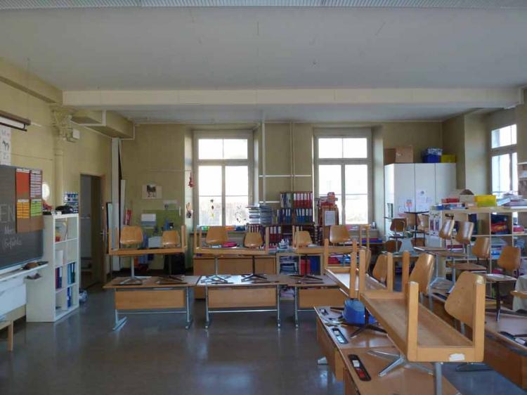 in diverse Schulzimmer,