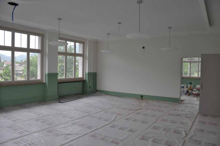 Die neuen Leuchten sind aufgehängt.