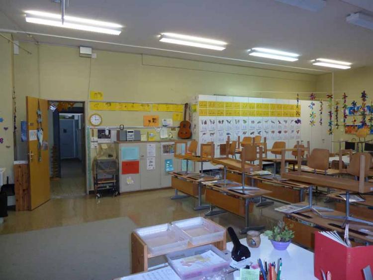 in diverse Schulzimmer,