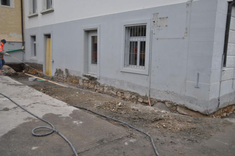 Der Zugang zum Lift wird mittels Rampe erschlossen.