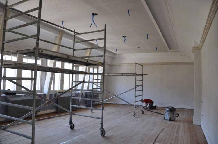 Der Holzboden wird vorbereitet, ...