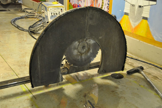 Der Boden im UG wird für fas Fundament des Liftschachts vorbereitet.