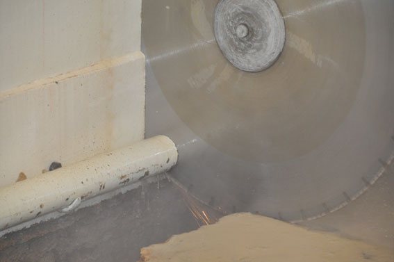 Eine grosse Frräse an der Arbeit.