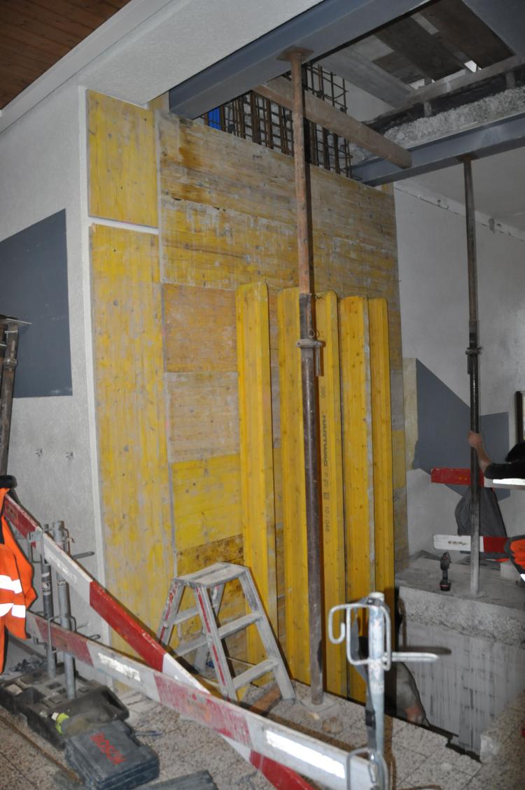 Der Lift benötigt eine stabile Betonmauer.