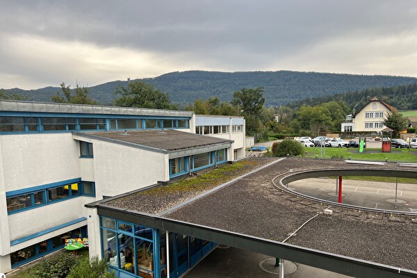 Gebäude des Schulhauses 59 mit Pausenareal
