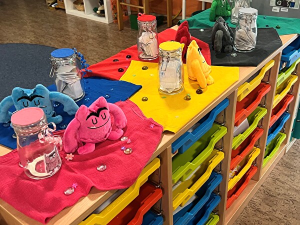 Eine bunte Welt mit lustigen Figuren begrüsst die Kinder beim Schulanfang.