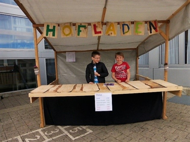 Hofladen
Lust auf was Frisches dann bist du beim Hofladen richtig. Es gibt Zöpfli für 2 BIZ, Buure-Guetzli für 3 BIZ, gedörrte Äpfel für 3 BIZ, Anzündhilfen für 3 BIZ, Sirup 4 BIZ und Konfi 4 BIZ. Also kommen sie in den Hofladen.
