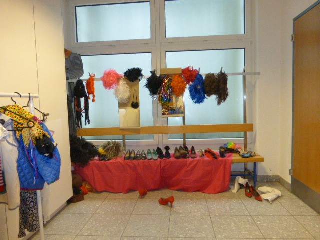 Textildruckerei und Kostümverleih
Man kann bedruckte T-Shirts und Taschen herstellen. Man kann Kostüme, Perücken und Hüte und Schuhe ausleihen.  
