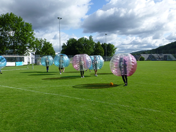 Fussballspieler(innen) in Bubbles